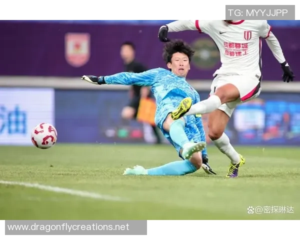 足球明星在比赛中意外遭遇球鞋破裂瞬间引发球迷热议与关注